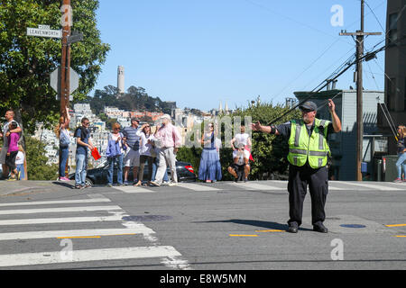 Mann an der Lombard Street Regie Verkehr, Russian Hill, San Francisco, Kalifornien, USA, Nordamerika Stockfoto