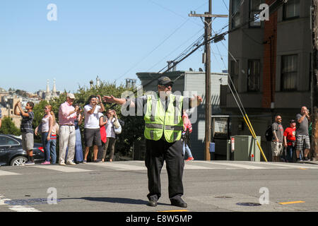 Mann an der Lombard Street Regie Verkehr, Russian Hill, San Francisco Stockfoto