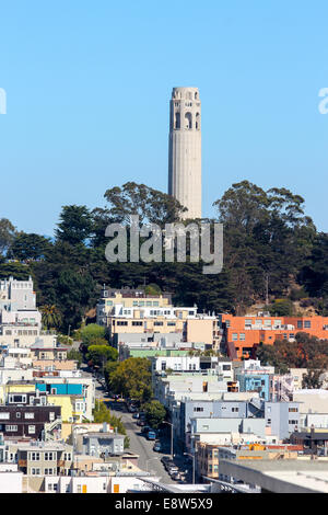 Tele-Blick zum Coit Tower, von Lombard Street, Russian Hill, San Francisco Stockfoto