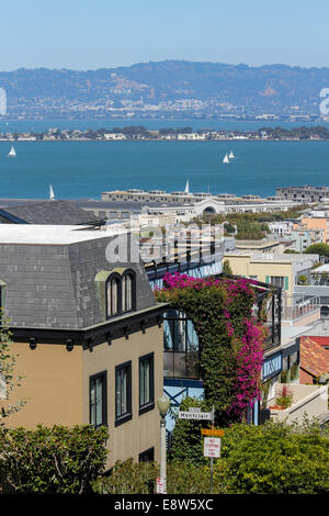 Mit Blick auf die Bucht von San Francisco von Russian Hill, Lombard Street, San Francisco Stockfoto