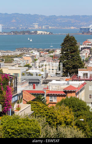 Mit Blick auf die Bucht von San Francisco von Russian Hill, Lombard Street, San Francisco, Kalifornien Stockfoto