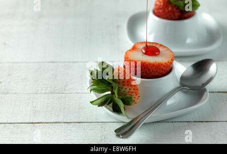 Würzige rote cocktail Spritzen in einem Martini-Glas Stockfoto