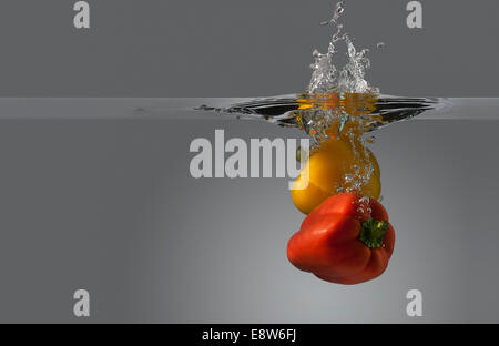 Würzige rote cocktail Spritzen in einem Martini-Glas Stockfoto