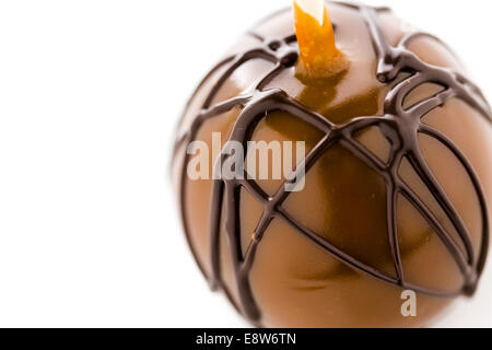 Hand getaucht Äpfel mit Karamell für Halloween dekoriert. Stockfoto