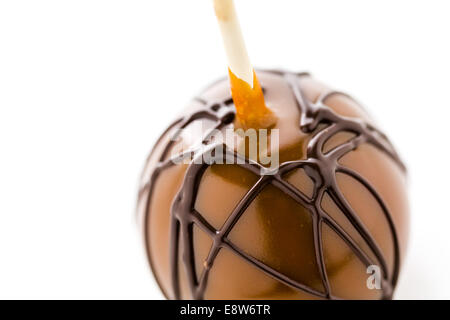 Hand getaucht Äpfel mit Karamell für Halloween dekoriert. Stockfoto