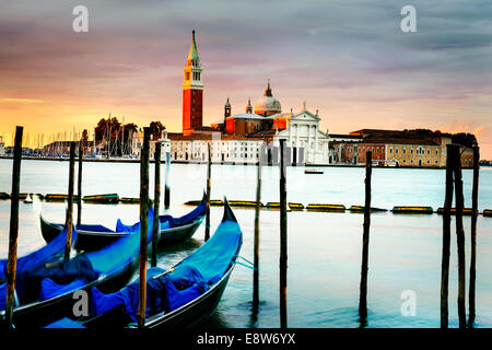 Gondeln festgemacht vom San Marco Platz mit San Giorgio di Maggiore Kirche im Hintergrund - Venedig, Venezia, Italien, Europa Stockfoto