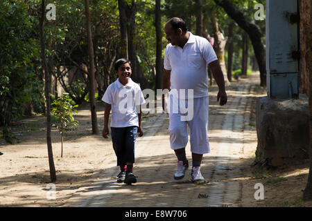 1 indischer Mann Morgen zu Fuß mit Kind Stockfoto