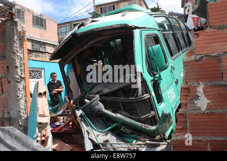 Ciudad Bolivar, Kolumbien. 14. Oktober 2014. Ein Bus ist ein Haus nach einem Unfall im Stadtteil Jerusalem von Ciudad Bolivar, Kolumbien, am 14. Oktober 2014. Der Bus fiel auf ein Haus in Ciudad Bolivar, nachdem seine Fahrer Kontrolle auf dem höchsten Punkt der Stadt Sonntagabend verlassen sechs Menschen verletzt verlor, nach lokalen Presse. Bildnachweis: Q'Hubo Bogota/COLPRENSA/Xinhua/Alamy Live-Nachrichten Stockfoto