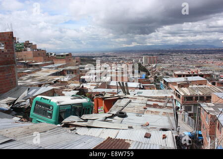 Ciudad Bolivar, Kolumbien. 14. Oktober 2014. Ein Bus ist ein Haus nach einem Unfall im Stadtteil Jerusalem von Ciudad Bolivar, Kolumbien, am 14. Oktober 2014. Der Bus fiel auf ein Haus in Ciudad Bolivar, nachdem seine Fahrer Kontrolle auf dem höchsten Punkt der Stadt Sonntagabend verlassen sechs Menschen verletzt verlor, nach lokalen Presse. Bildnachweis: Q'Hubo Bogota/COLPRENSA/Xinhua/Alamy Live-Nachrichten Stockfoto