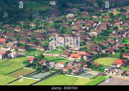 Dorf im Tal in Bac Sohn, Vietnam. Stockfoto