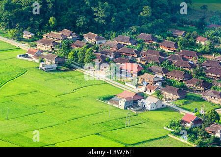 Dorf im Tal in Bac Sohn, Vietnam. Stockfoto