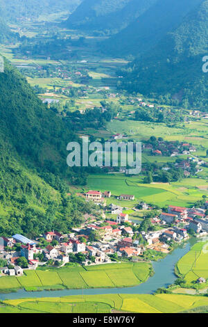 Dorf mit Reisfeld im Tal in Bac Sohn, Vietnam. Stockfoto