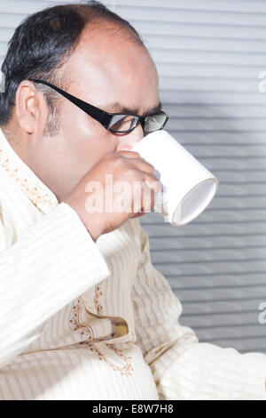 1 indischer Mann trinken Tee Stockfoto