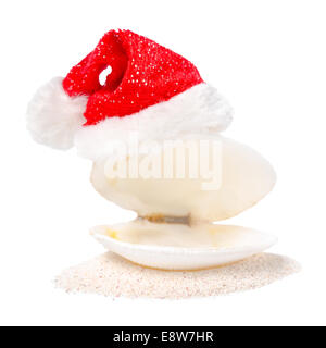 tropische Konzept des neuen Jahres mit Schale und roten Weihnachtsmann-Mützen auf Sand isoliert, weißer Hintergrund Stockfoto