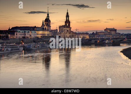 Blick auf die Altstadt über den Fluss Elbe, Dresden, Sachsen, Deutschland Stockfoto