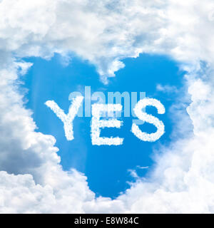 Himmel Wolke sagen ja Konzept Wort in Herzform Stockfoto