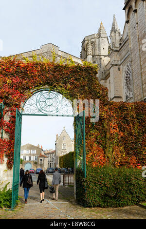 Tor, Place De La Cathédrale et du Cardinal-Pie, Poitiers, Vienne, Poitou-Charentes, Frankreich Stockfoto