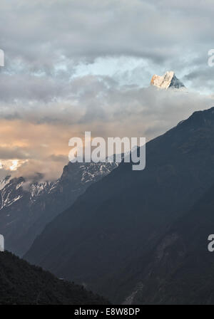 Blick auf die schneebedeckten Gipfel des Mount Machapuchare in den Strahlen der aufgehenden Sonne Stockfoto