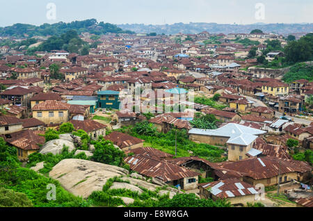 Luftaufnahme der Stadt Abeokuta, Ogun State (Südwesten), Nigeria und seine Häuser mit rostigen Dächer, genommen vom Olumo rock Stockfoto