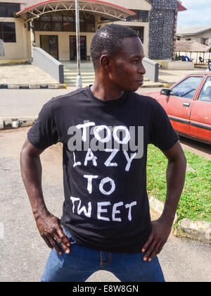 Ein Nigerianer trägt eine t-Shirt-Lesung "zu faul zum tweet" in Abeokuta, Ogun State, Nigeria Stockfoto