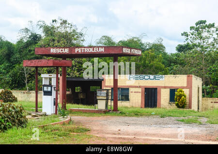 Eine verlassene Tankstelle im Südwesten Nigerias 'RESCUE PETROLEUM' lesen Stockfoto