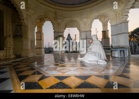 Meditieren in einem Tempel, Jain Nonne Palitana Tempel, Mount Shatrunjaya Palitana, Gujarat, Indien Stockfoto