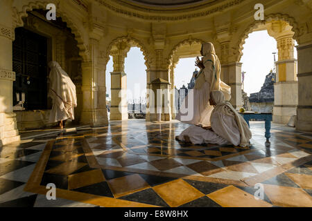 Jain Nonnen beten im Tempel, Palitana Tempel, Mount Shatrunjaya Palitana, Gujarat, Indien Stockfoto