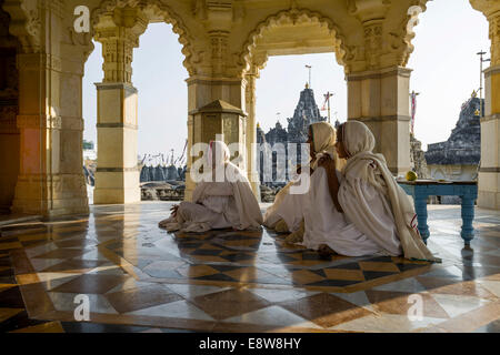 Jain Nonnen beten im Tempel, Palitana Tempel, Mount Shatrunjaya Palitana, Gujarat, Indien Stockfoto