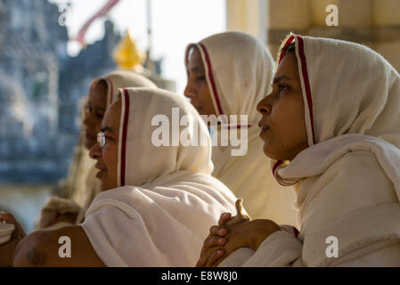 Jain Nonnen in einem Tempel, Palitana Tempel, Mount Shatrunjaya Palitana, Gujarat, Indien Stockfoto