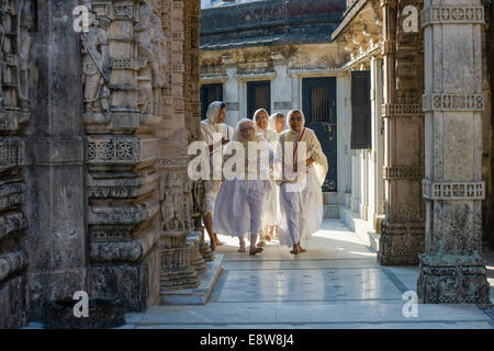 Jain Nonnen Besuch eines Tempels Palitana Tempel, Mount Shatrunjaya Palitana, Gujarat, Indien Stockfoto