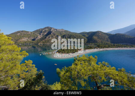 Strand und Lagune von Ölüdeniz, Fethiye, Provinz Muğla, Lykien, Ägäis, Türkei Stockfoto