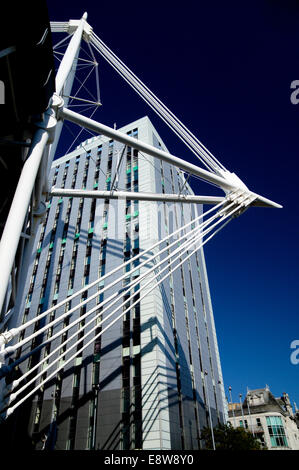 BT-Gebäude und Teil des Millennium Stadium, Cardiff, Wales, UK. Stockfoto