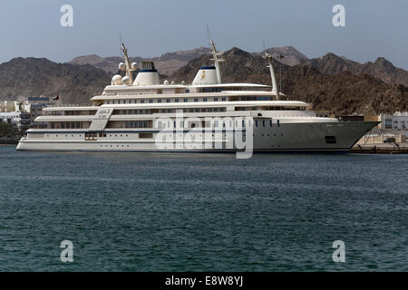 Königliche Yacht von Sultan Qaboos, Hafen von Muttrah, Muscat, Oman Stockfoto