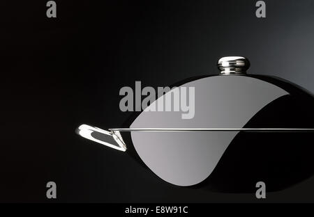 Eine schwarze Wok mit der Lichtreflexion entwerfen die Tao-Zeichen Stockfoto