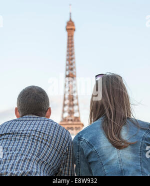 Rückansicht eines jungen Paares, Blick auf den Eiffelturm in Paris. Stockfoto