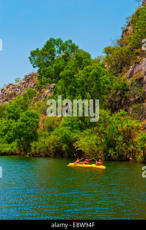 Kajakfahrer im Nitmiluk Nationalpark, Northern Territory, Australien Stockfoto