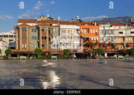 Stadtplatz am Hafen von Fethiye, Muğla Provinz, Ägäis, Türkei Stockfoto