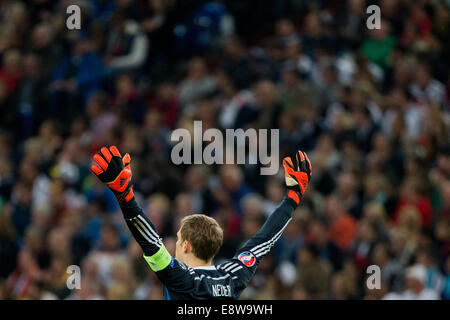 Gelsenkirchen, Deutschland. 14. Oktober 2014. Deutschlands Torhüter Manuel Neuer Gesten während der UEFA EURO 2016 Fußball Qualifikation zwischen Deutschland und Irland zur Arena Auf Schalke in Gelsenkirchen, Deutschland, 14. Oktober 2014 übereinstimmen. Foto: Rolf Vennenbernd/Dpa/Alamy Live News Stockfoto