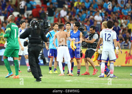 Singapur. 14. Oktober 2014. Neymar (BRA), Ryota Morioka (JPN), 14. Oktober 2014 - Fußball: Neymar von Brasilien und Ryota Morioka in Japan tauschen ihre Hemden nach dem internationalen Freundschaftsspiel zwischen Japan 0-4 Brasilien im Nationalstadion in Singapur. Bildnachweis: Kenzaburo Matsuoka/AFLO/Alamy Live-Nachrichten Stockfoto