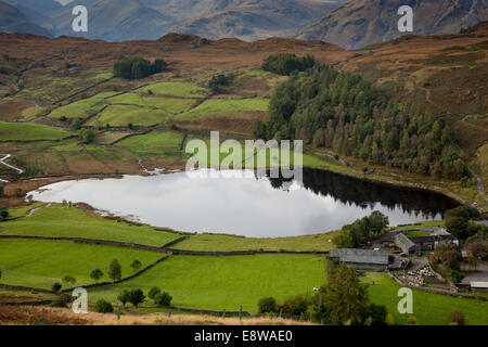 Watendlath Farm und Tarn mit der Central Fells, in der Ferne, Lake District, Cumbria Stockfoto