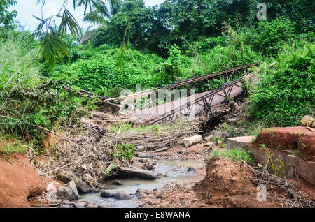 Schlechte Infrastruktur in Nigeria, Feldwege, Überschwemmungen und defekte Brücken Stockfoto