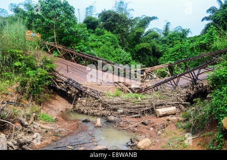 Schlechte Infrastruktur in Nigeria, Feldwege, Überschwemmungen und defekte Brücken Stockfoto