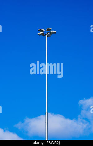 Künstliche Beleuchtung. Hohen Laterne gegen blauen Himmel und warum Wolken Stockfoto