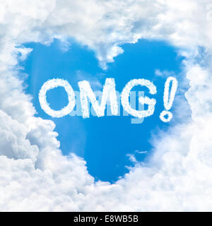 OMG Wort auf blauen Himmel in Herzform Wolke Stockfoto