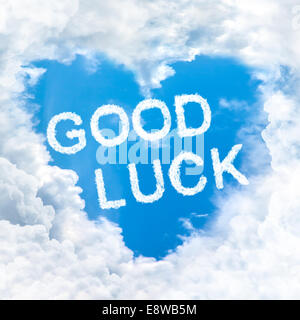 viel Glück Wort auf blauen Himmel in Herzform Wolke Stockfoto