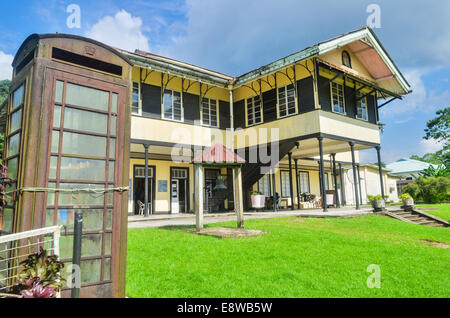 Britische Telefonzelle und Calabar Museum in einer ehemaligen britischen kolonialen Verwaltungsgebäude, Nigeria Stockfoto