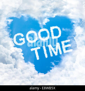 gute Zeit Wort auf blauen Himmel in Herzform Wolke Stockfoto