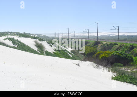 Weißen Sanddünen von Südafrika (Western Cape, Eland es Bay) und Sishen-Saldanha Eisen Erz Eisenbahn im Hintergrund Stockfoto