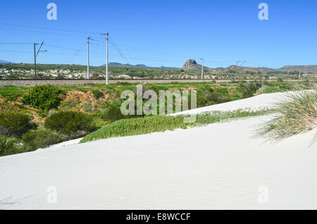 Weißen Sanddünen von Südafrika (Western Cape, Eland es Bay) und Sishen-Saldanha Eisen Erz Eisenbahn im Hintergrund Stockfoto