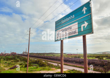 "Saldanha Erzterminal" Zeichen und Eisen Erz-Wagen am Terminal, Südafrika. Die Züge kommen aus Sishen (Kathu) mir Stockfoto